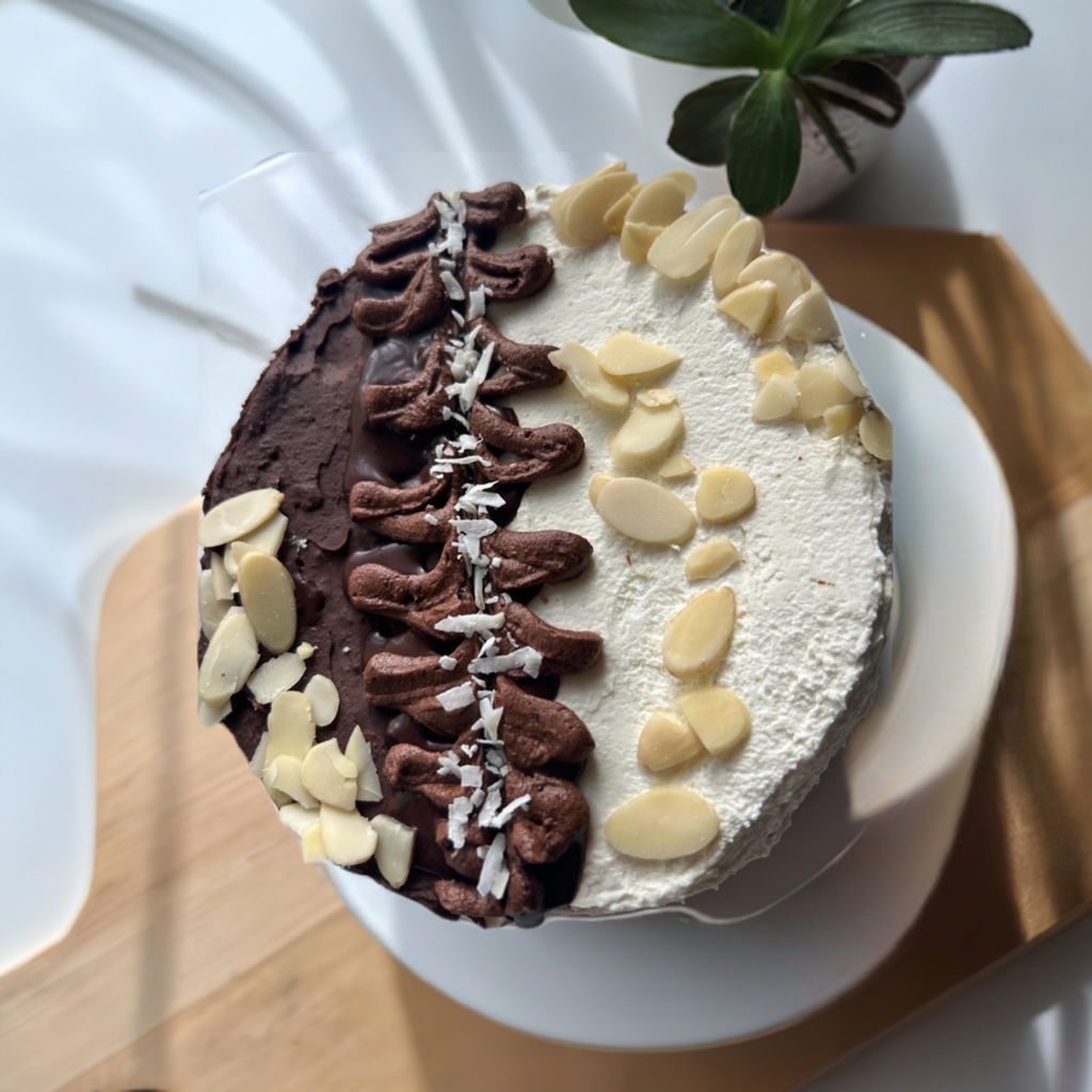 Half chocolate, half vanilla 🍫🍰